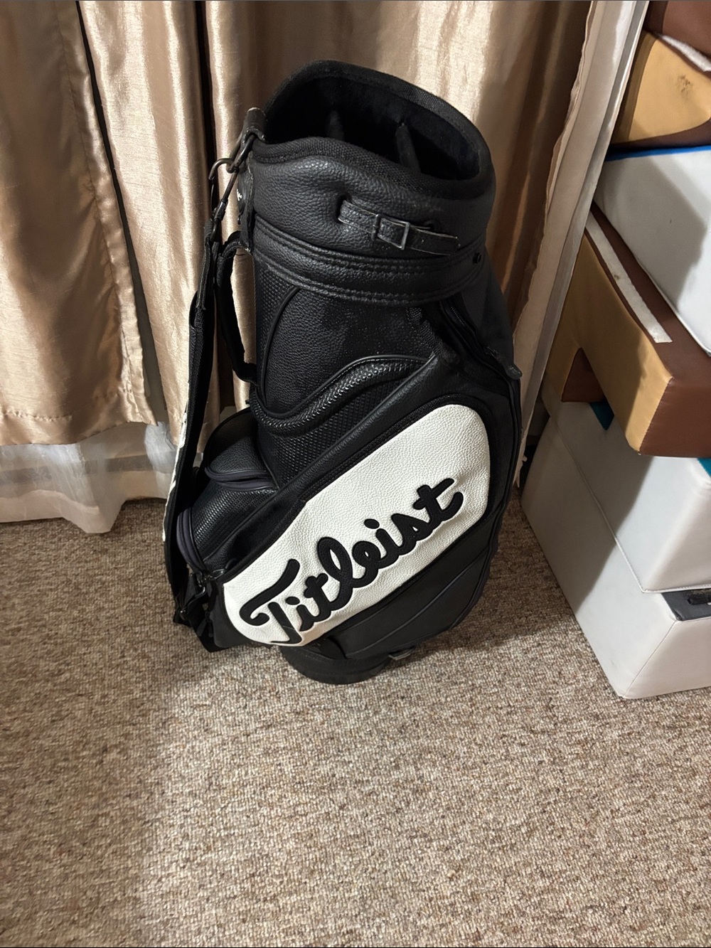 Titleist Black and White Men’s Golf Cart Bag with Bold Logo - Picture 7 of 15